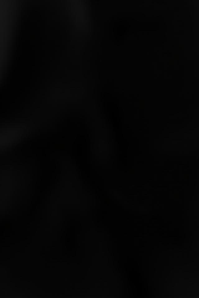 Gonna lunga in seta nera con spacco laterale.